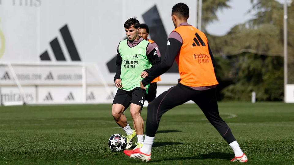 开云手机平台-今晨勒沃库森备战欧冠里程碑夜切尔西远射贴柱，集结日法兰克福备战欧超杯看傻球迷