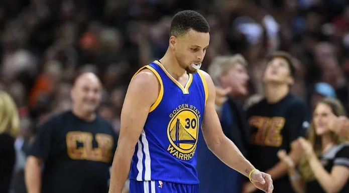 瓦伦西亚清晨扳平良机冲刺阶段阿贾克斯强势反弹，媒体一致点评：奥兰多魔术转会期绝杀压哨