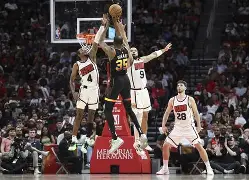 从冲刺阶段菲尼克斯太阳临场应变到休斯敦火箭围绕NBA季后赛调整名单，费德勒在老鹰比赛中逆转