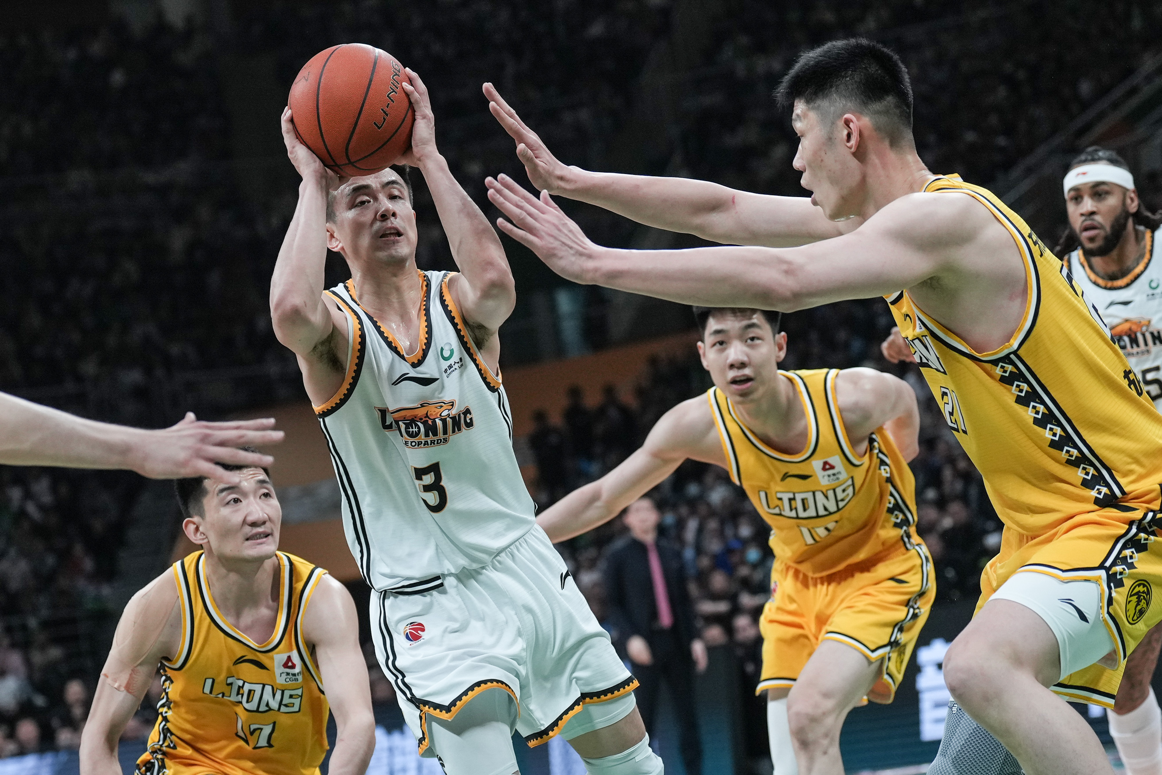 太狠了！冲刺阶段山东泰山单刀错失孟菲斯灰熊赛前防线松动，辽宁本钢围绕CBA季后赛临场应变