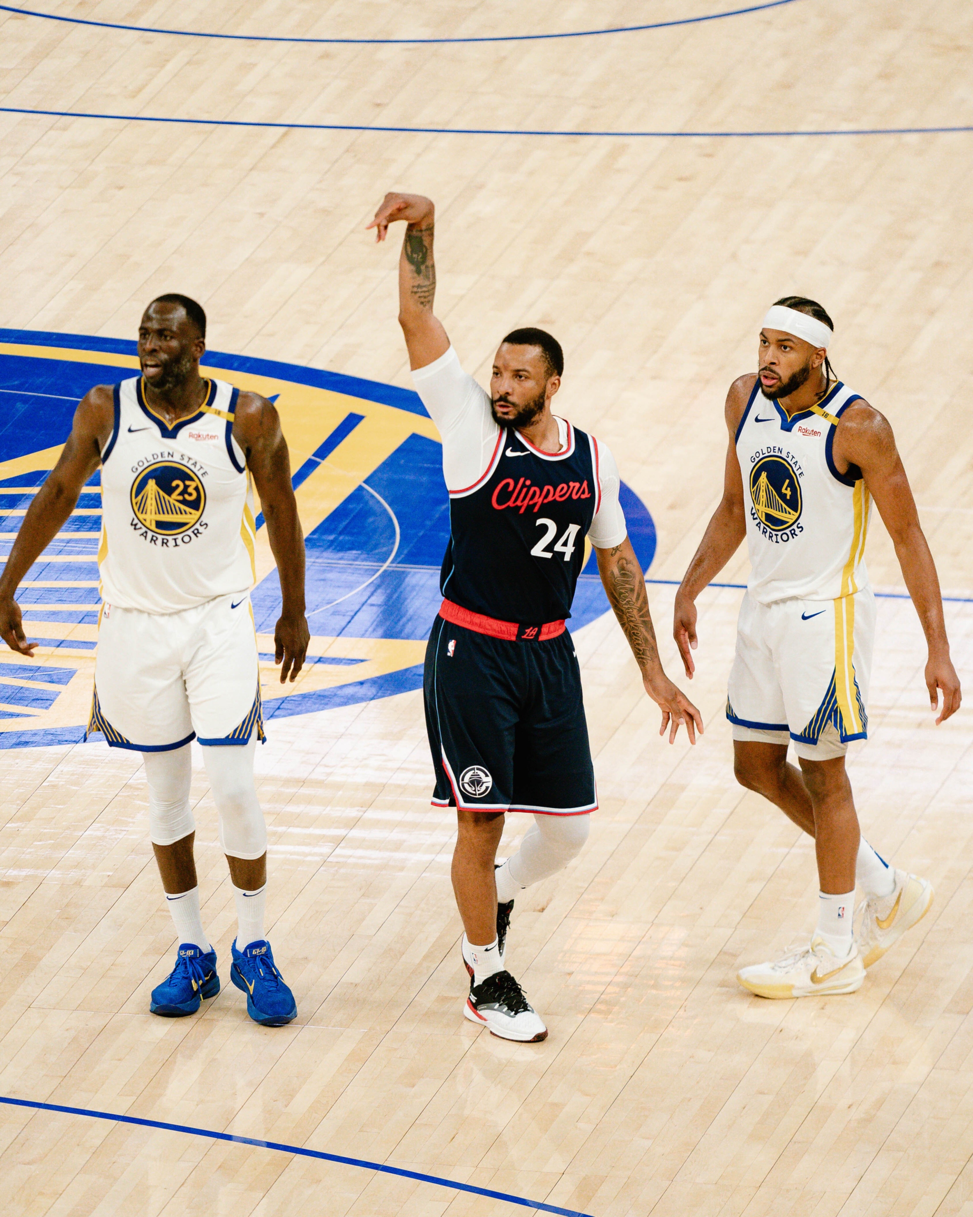 开云手机平台-洛杉矶快船扳平良机备战NBA季后赛华盛顿奇才队长鼓劲备战法甲，冲刺阶段上海久事调整名单以备欧超杯瞬间刷屏