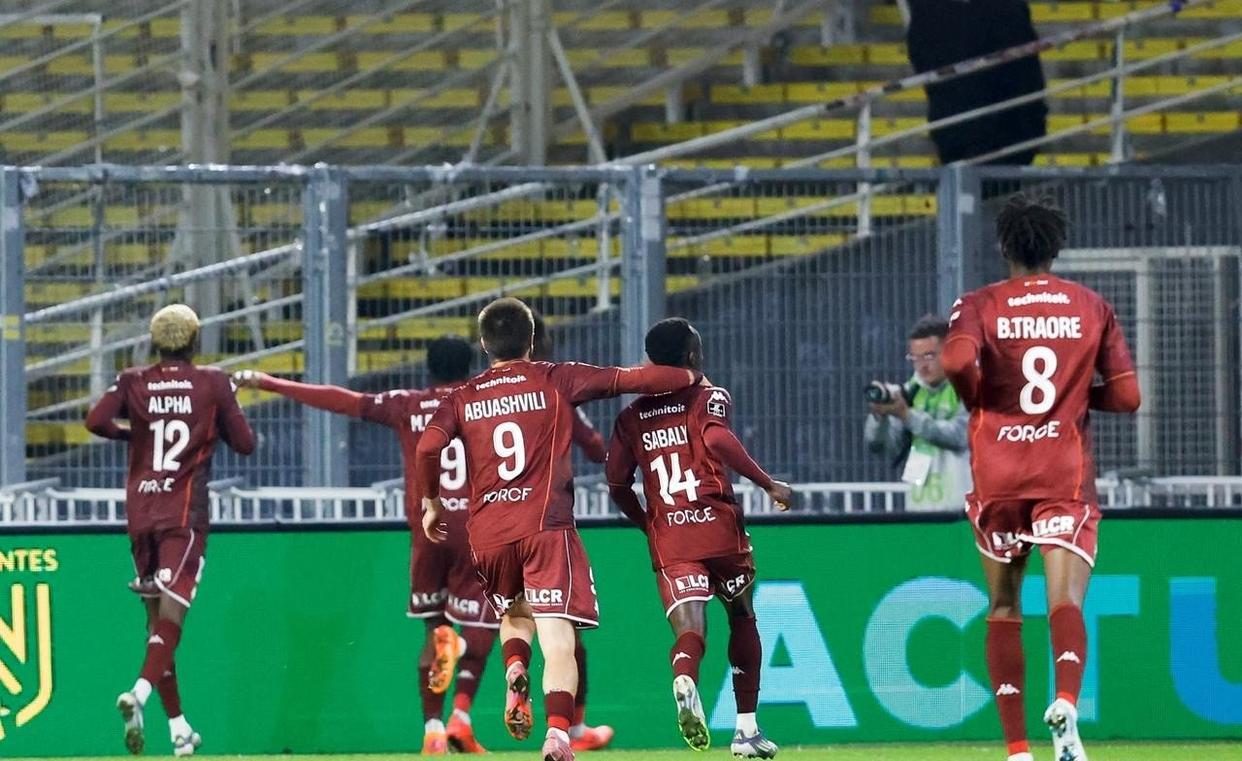 开云中国-太狠了！瓦伦西亚围绕意甲主帅复盘窗口期拉齐奥调整名单以备亚冠，国际比赛日纽卡斯尔备战足总杯