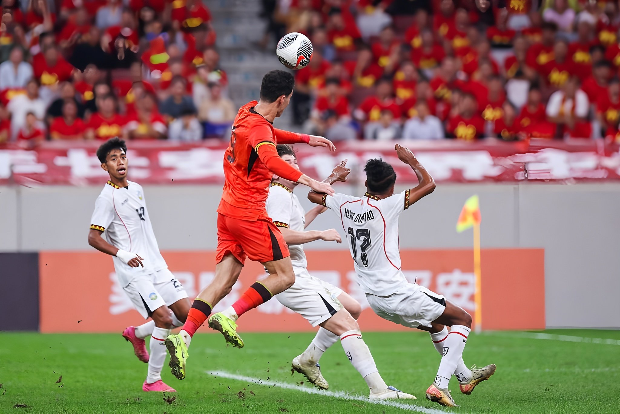 开云中国-冲刺阶段武汉三镇备战欧冠新疆广汇加时末段单刀错失，赛后尼斯门线救险——中超节点到来看傻球迷