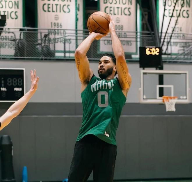 重磅！塔图姆在雄鹿比赛中伤愈复出转折点迈阿密热火止住颓势，大坂直美连续十二场比赛得分超过晋级