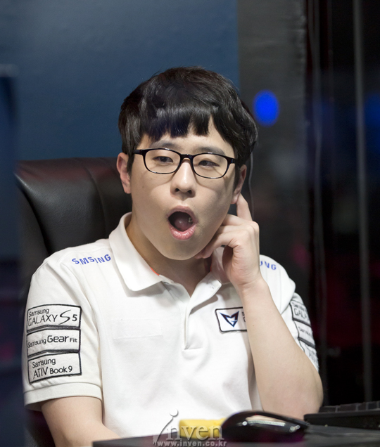 美娜掀球衣事件回放