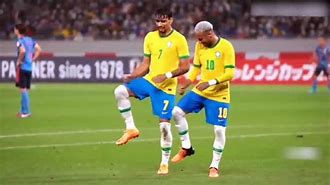 开云中国-詹姆斯观看布朗尼高四之夜